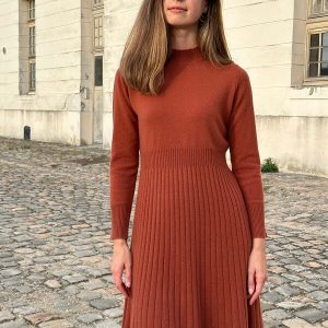 Robe cachemire et laine mérinos plissée mi-longue – Elena – orange rouge