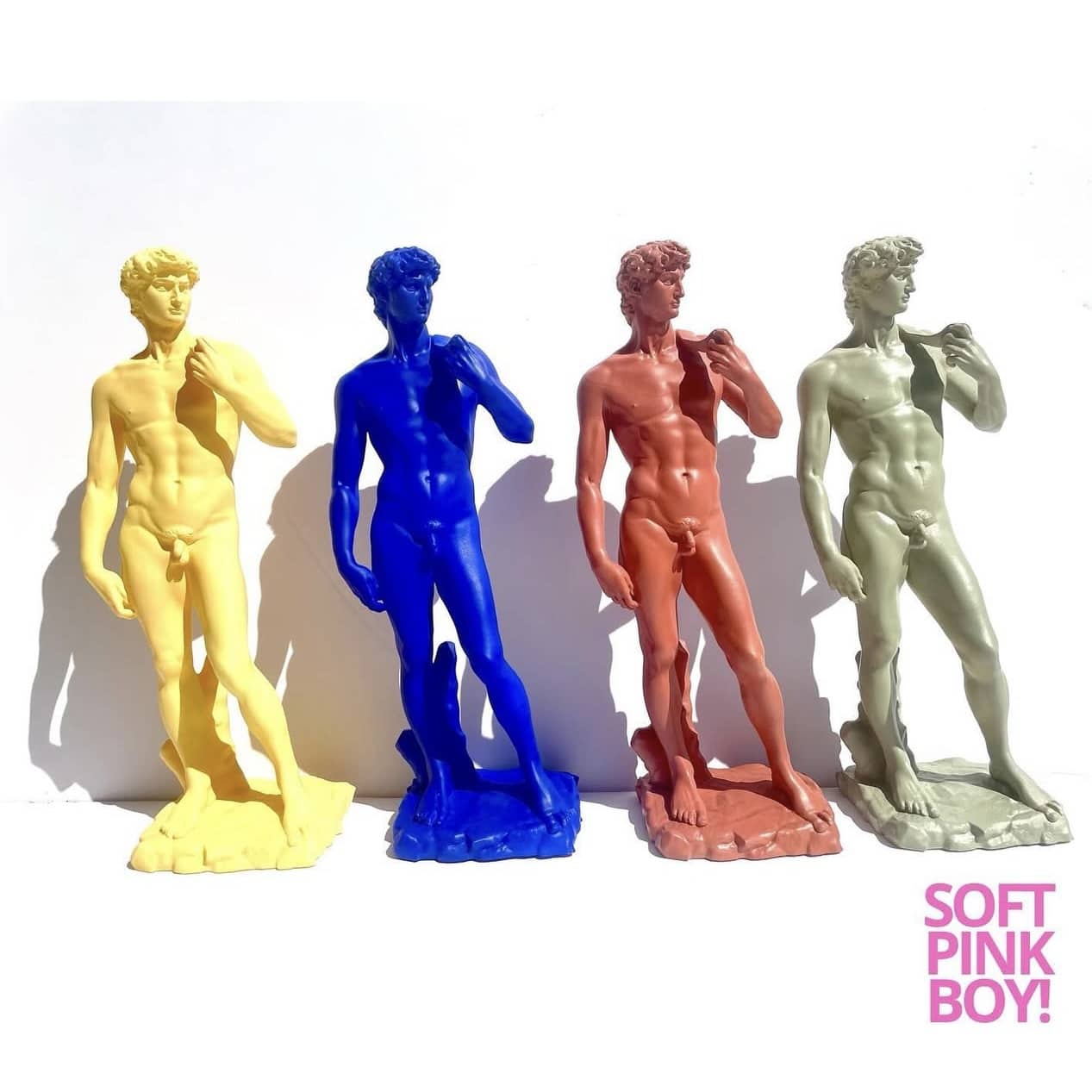 Statue du David « Claquettes-Chaussettes » – Soft Pink Boy – Image 2