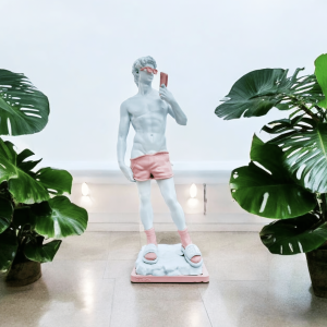 Statue du David « Claquettes-Chaussettes » – Soft Pink Boy