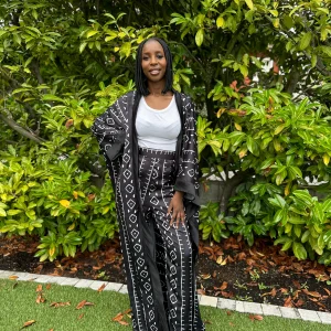 Ensemble kimono et pantalon satin imprimé ethnique