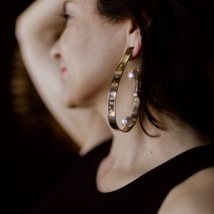 Boucles d&rsquo;oreilles asymétriques à clips Braille – Florence Verdier