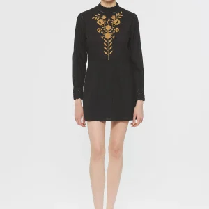 Robe courte brodée Kiss