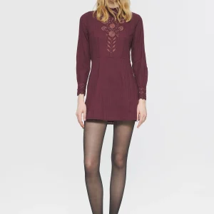 Robe courte brodée Kiss