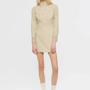 Robe courte brodée Kiss